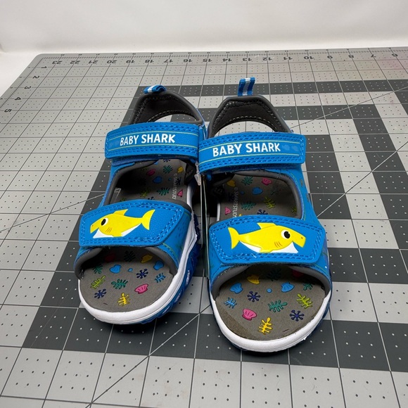 NWT Nickelodeon Baby Shark light up Kids Sandals Sz 8 (ZHOGIM) - Picture 4 of 7